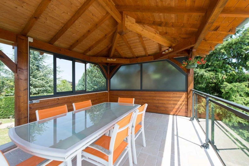 La Véranda Mixte Bois & Aluminium : Chaleur Naturelle et Performance Moderne