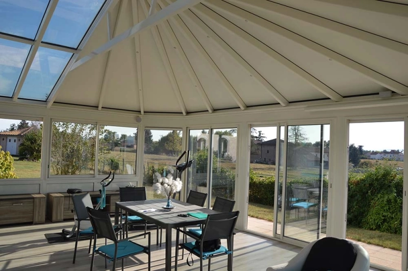 La Véranda Classique : Une Pièce à Vivre Lumineuse et Confortable Toute l’Année