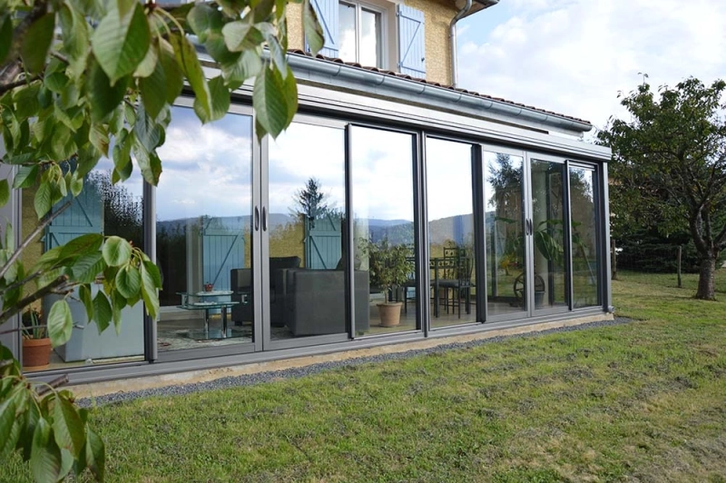 La Véranda Classique : Une Pièce à Vivre Lumineuse et Confortable Toute l’Année